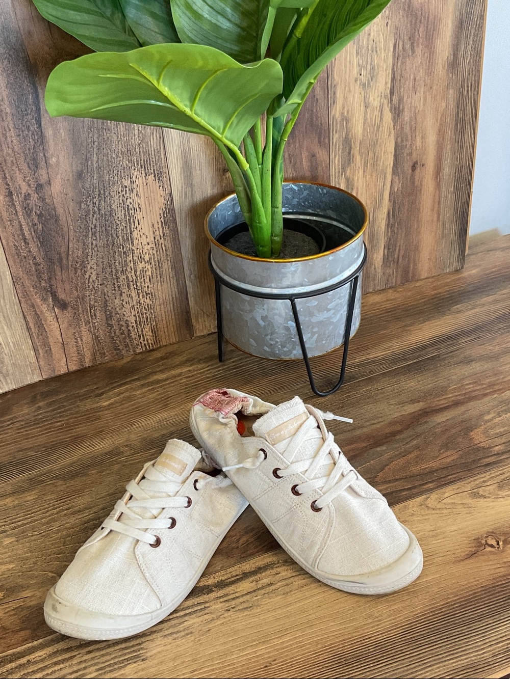 Tommy Bahama Cream Canvas Lace-Up Sneakers 9.5    108E